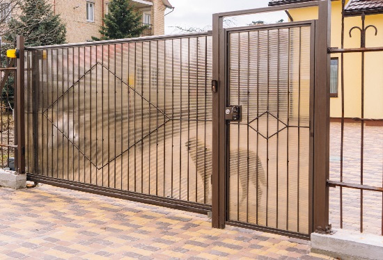 Купить ворота из профлиста с элементами ковки, с металлическими столбами в рамке или под дерево в Гае от 156270 руб
